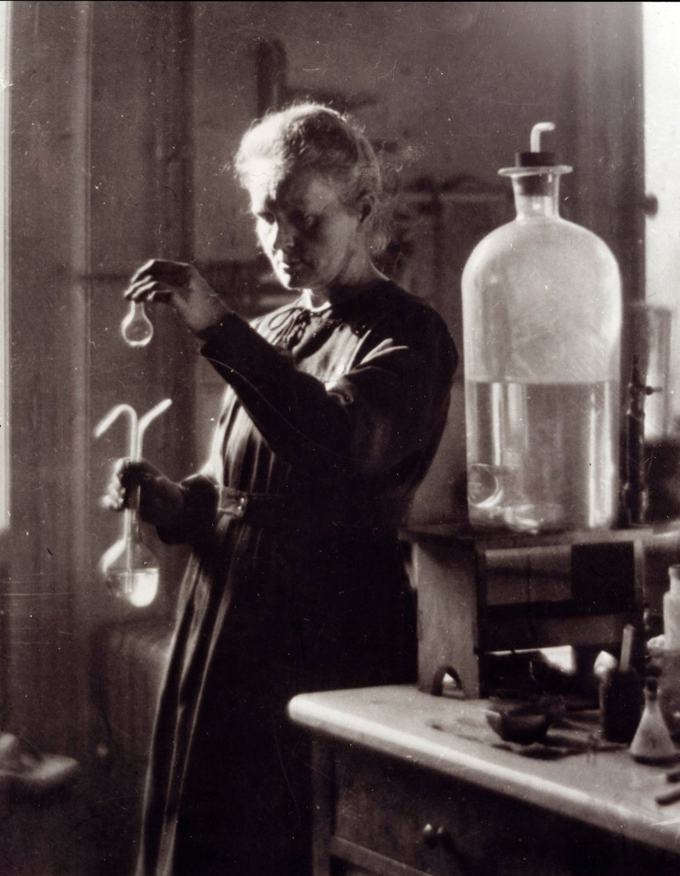 Portret fizyczki Marii Curie (1867-1934) w jej laboratorium w 1925 r. (zdjęcie) autorstwa French Photographer