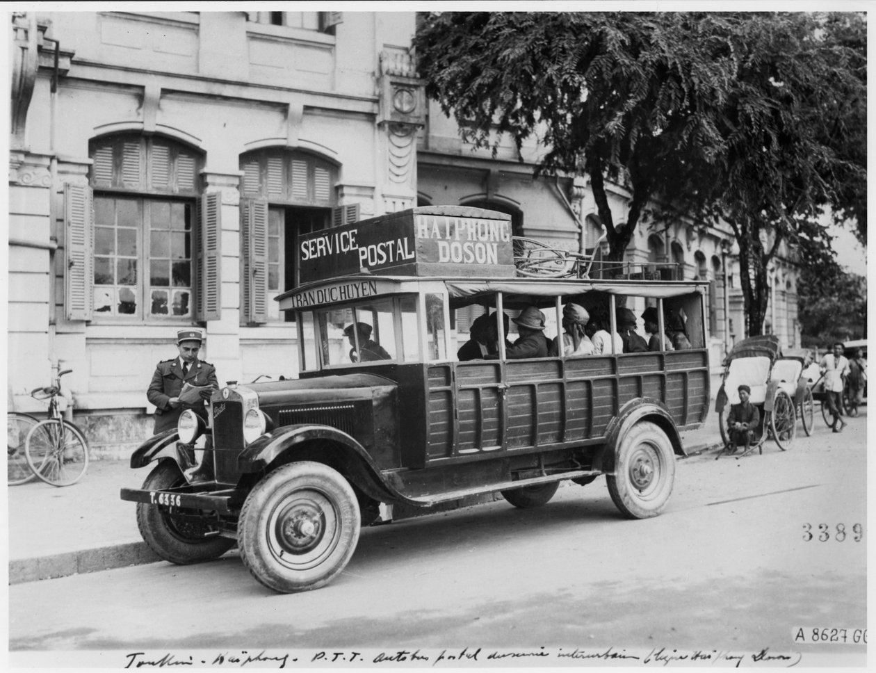 Autobus pocztowy w Haiphong, ok. 1920 autorstwa French Photographer