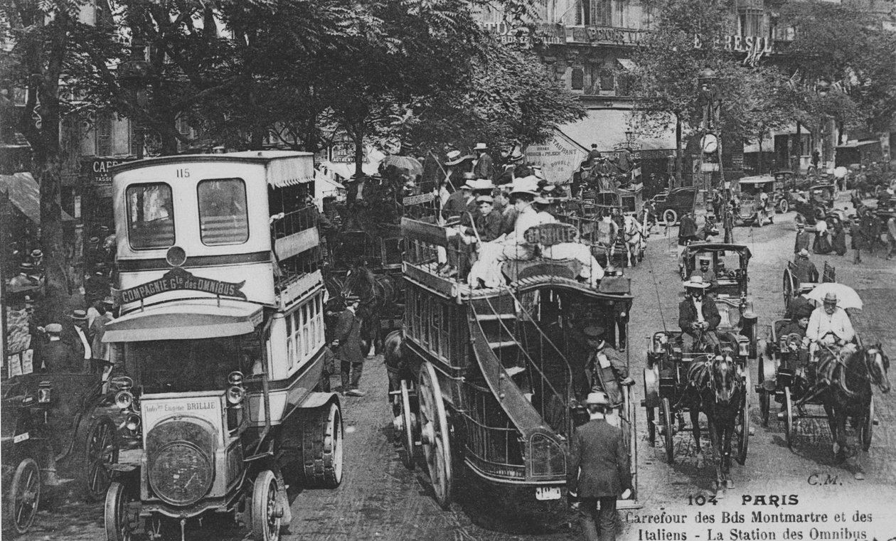 Pocztówka przedstawiająca dworzec omnibusowy na skrzyżowaniu Boulevard Montmartre i Boulevard des Italiens, Paryż, 1905-10 autorstwa French Photographer