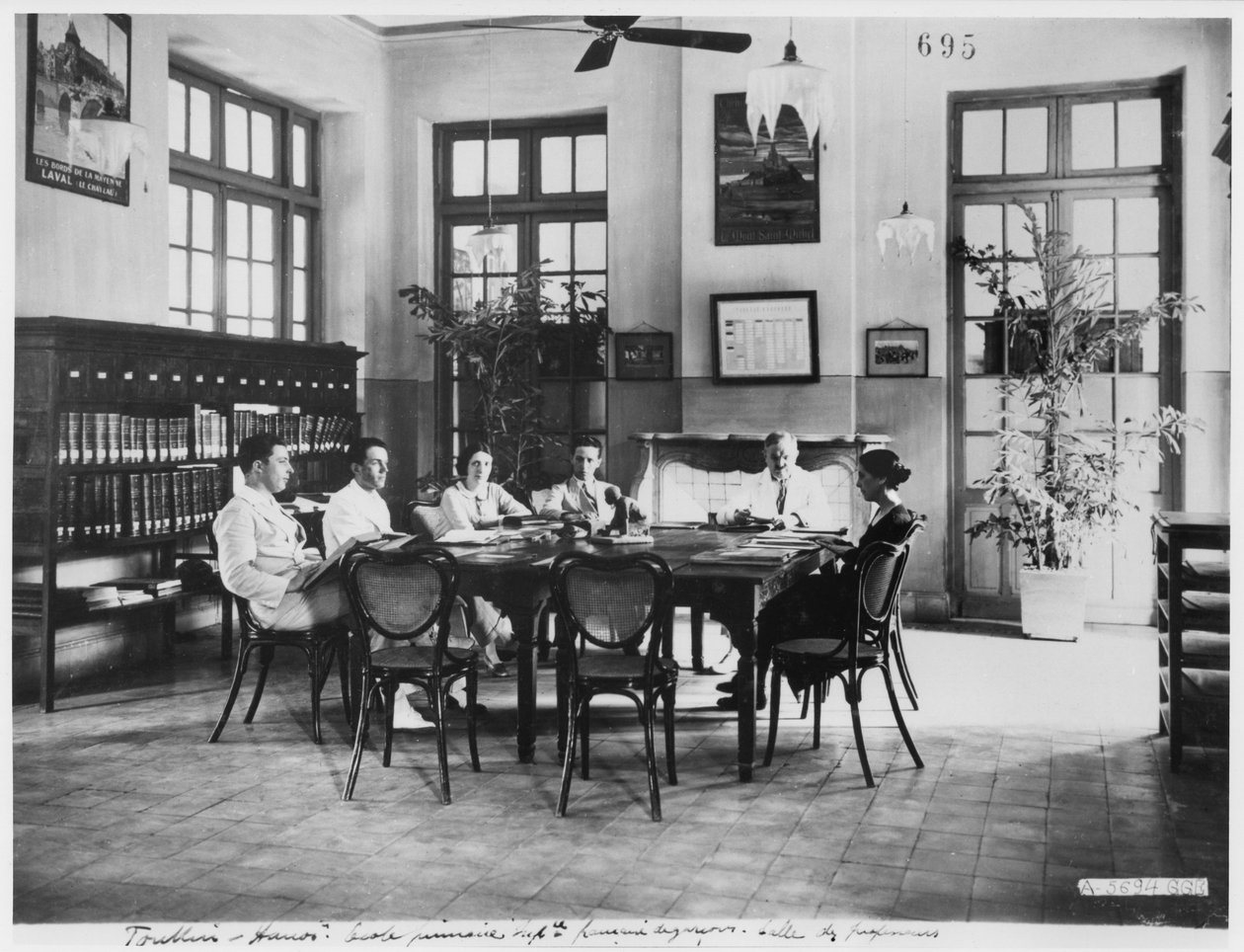 Szkoła podstawowa dla chłopców w Hanoi, ok. 1920 r. autorstwa French Photographer