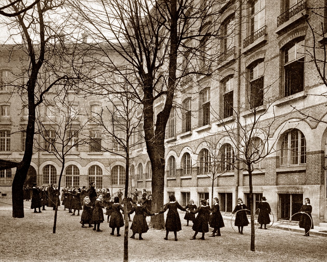 Sąd rekreacyjny szkoły Madame de Saisseval (Carcado - Saisseval) w Paryżu pod koniec XIX wieku, przed 1900 (zdjęcie czarno-białe) autorstwa French Photographer