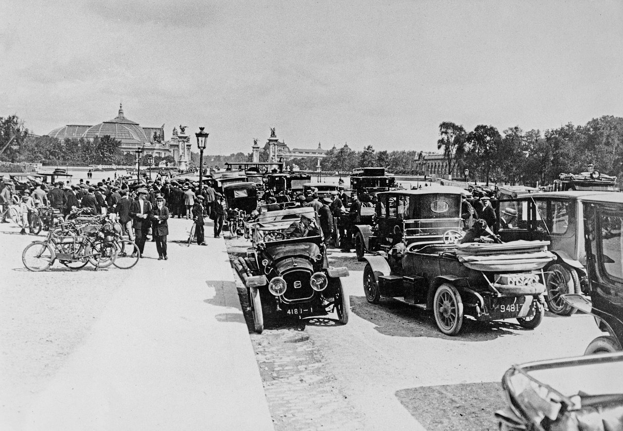 Rekwizycja samochodów na Esplanade des Invalides, Paryż, 16 sierpnia 1914 autorstwa French Photographer