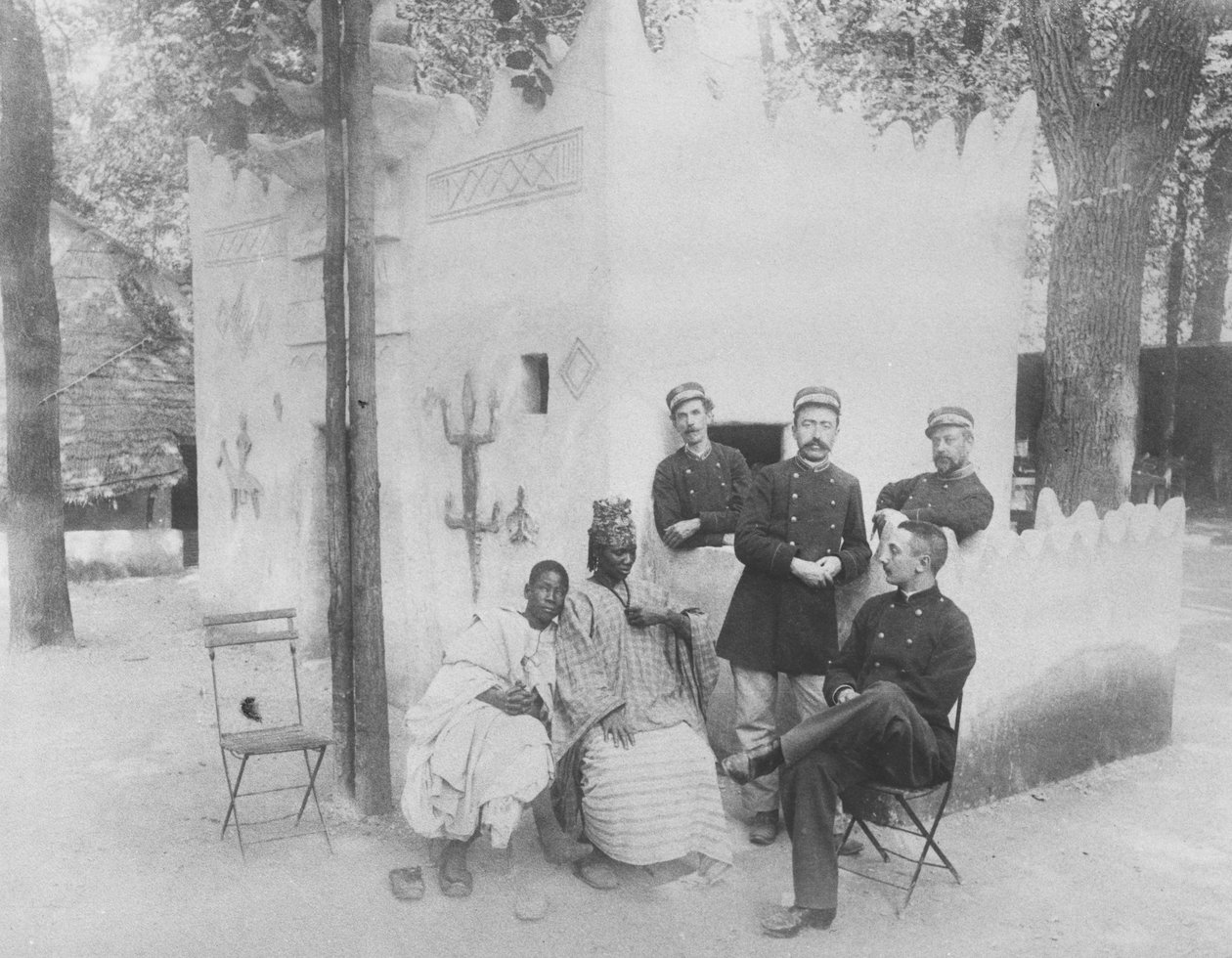 Wioska senegalska na Wystawie Powszechnej w Paryżu, 1889 r. autorstwa French Photographer