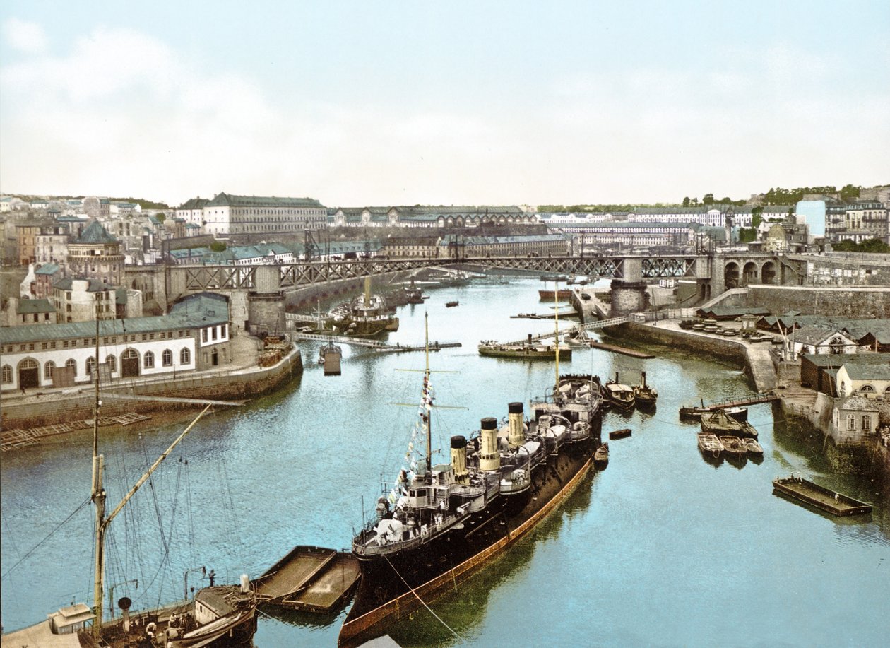 Statki zacumowane na rzece Penfeld, Brześć, 1890-1900 autorstwa French Photographer