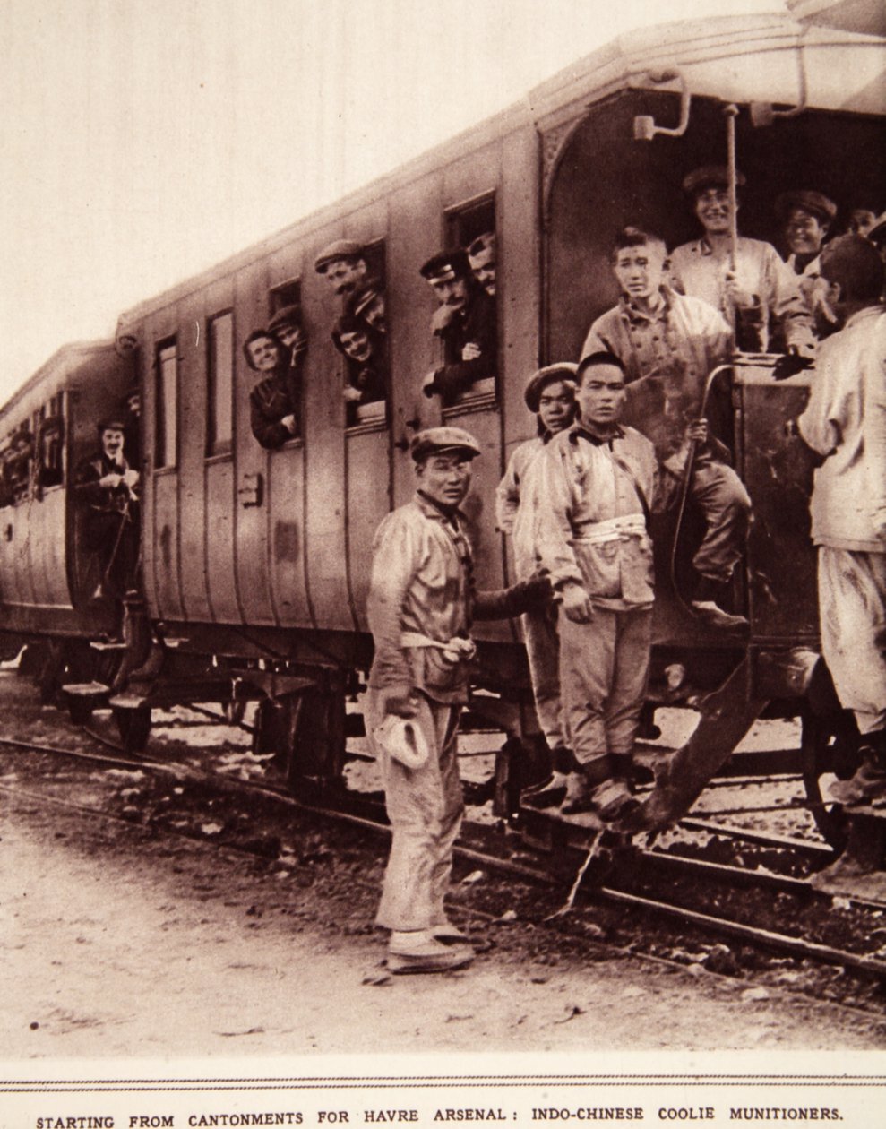 Zaczynając od Cantonments for Havre Arsenal: Indochińscy kulisy amunicji, ilustracja z The Illustrated War News, wrzesień 1916 (zdjęcie w sepii) autorstwa French Photographer