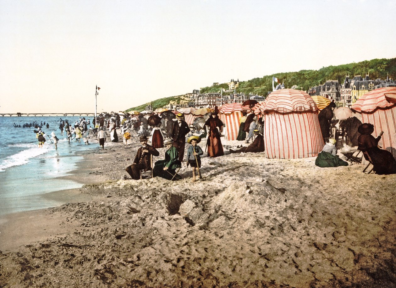 Plaża w Trouville we Francji, 1890-1900 autorstwa French Photographer