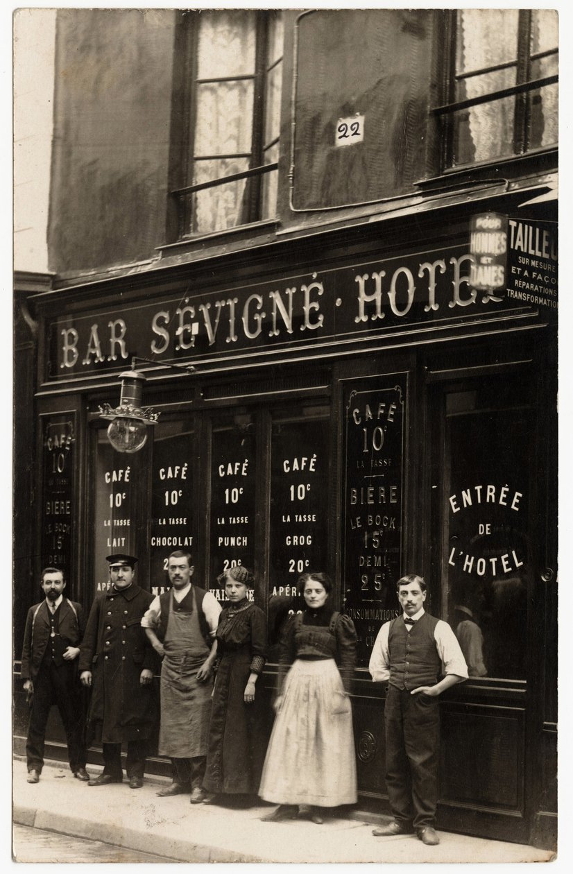 Front debitu winiarskiego i hotelowego, prowadzonego przez M.Vaissade, przy 22 rue de Sevigne, Paryż. Pocztówka z początku XX wieku. autorstwa French Photographer