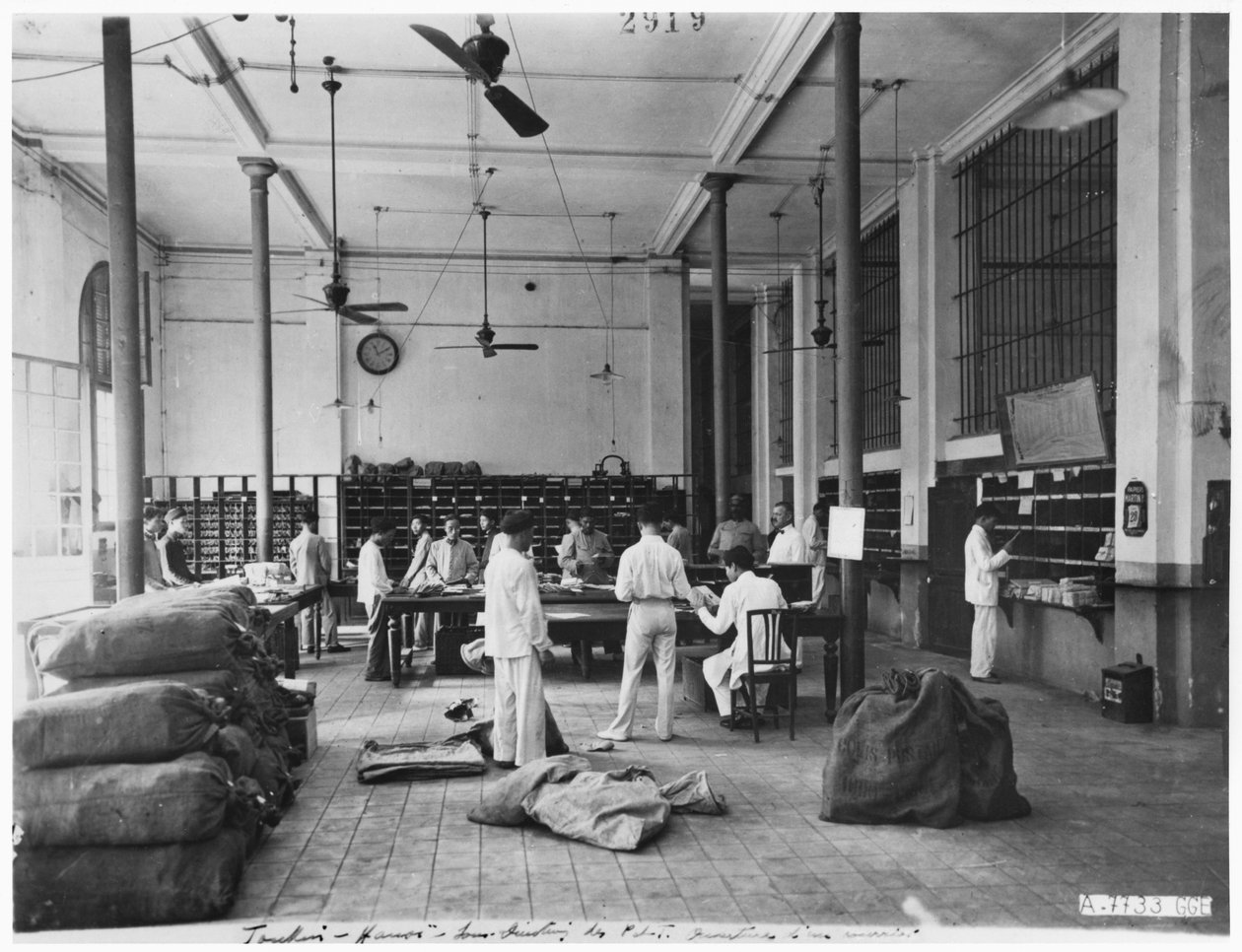 Urząd pocztowy w Hanoi, ok. 1920 r. autorstwa French Photographer