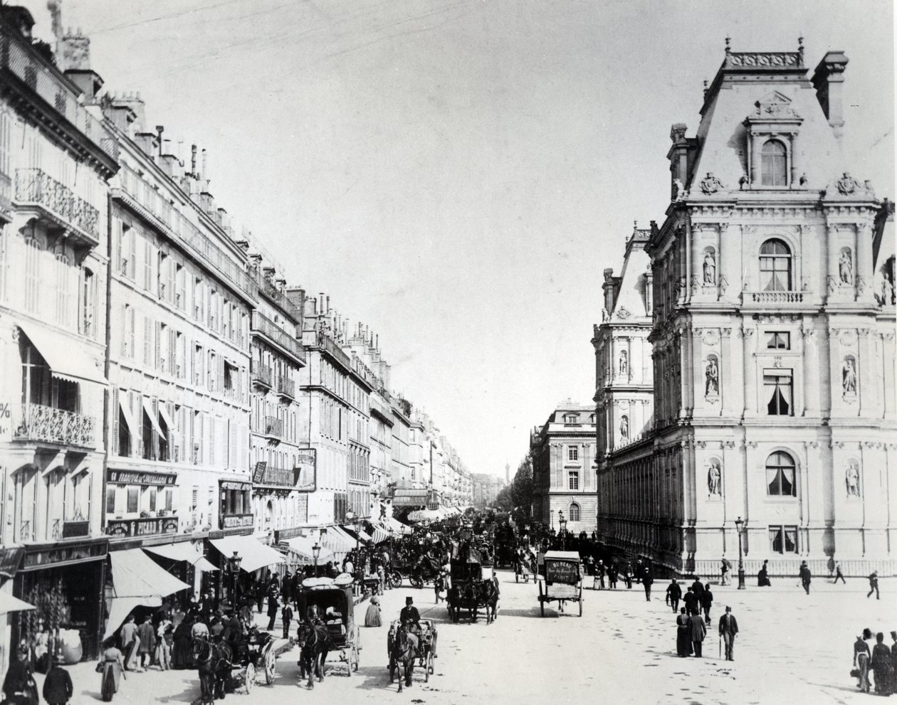 Rue de Rivoli i nowy Hotel de Ville, ok. 1882 r. autorstwa French Photographer