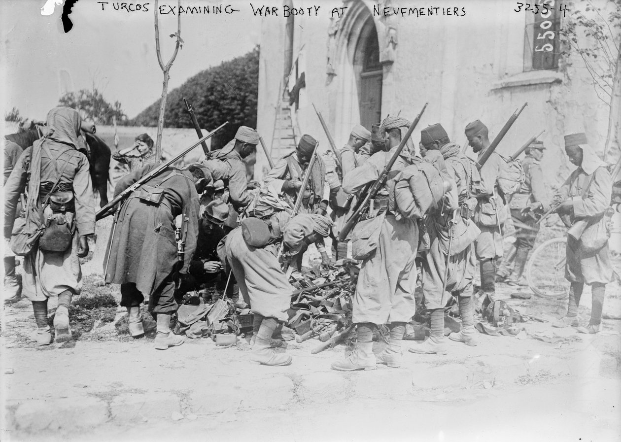 Turcos bada łup wojenny w Neufmentiers, 1914 (zdjęcie) autorstwa French Photographer