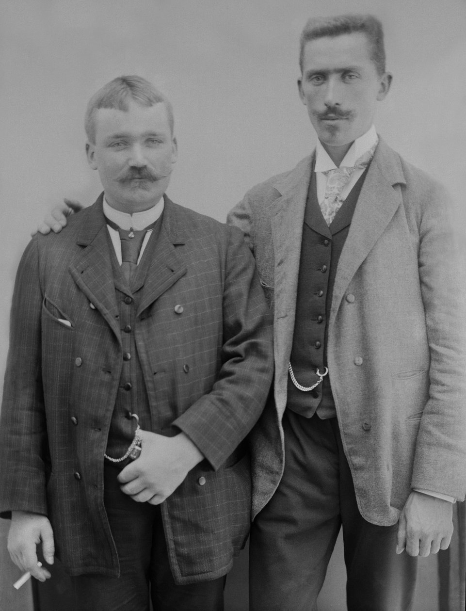 Dwóch młodych mężczyzn, region Bourmont w Haute-Marne (Haute Marne), ok. 1880 r. autorstwa French Photographer