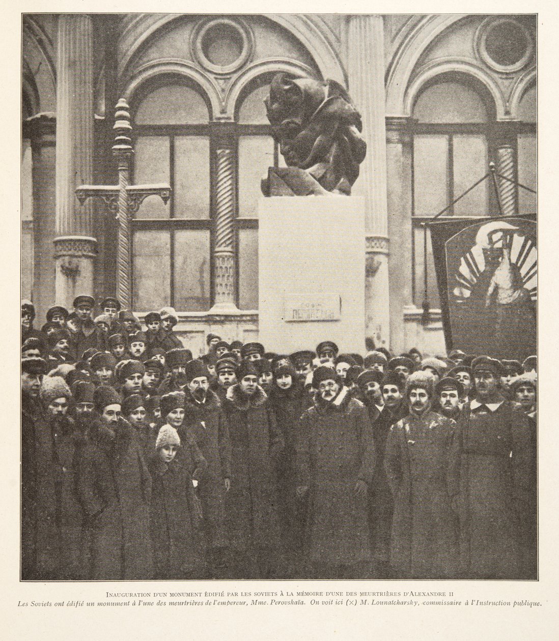Odsłonięcie pomnika wzniesionego przez Sowietów ku pamięci jednego z morderców Aleksandra II, z Histoire des Soviets, pub. 1922 (litografia) autorstwa French Photographer