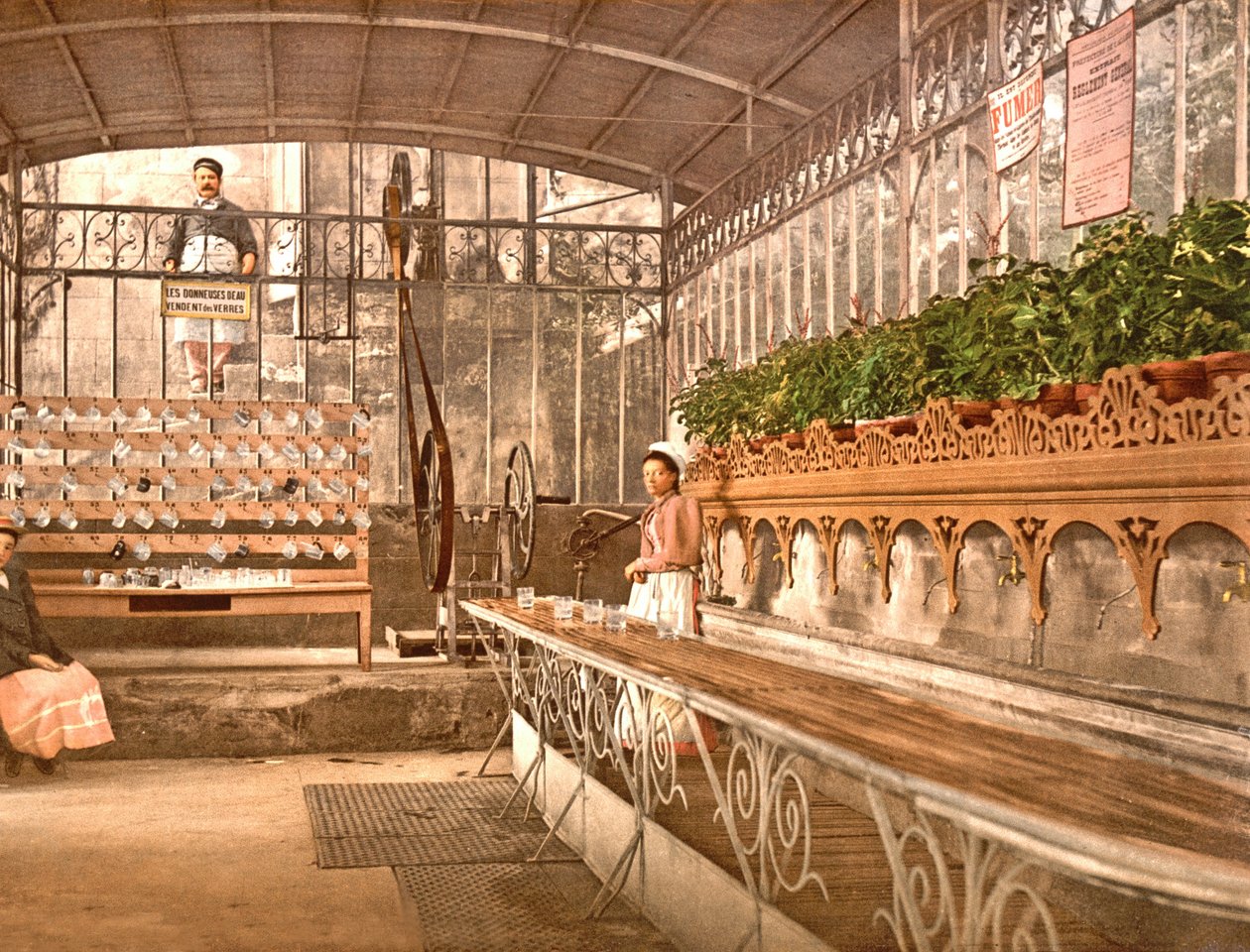 Woda źródlana Vichy sprzedawana na kieliszki u źródła Celestine, 1890-1900 autorstwa French Photographer