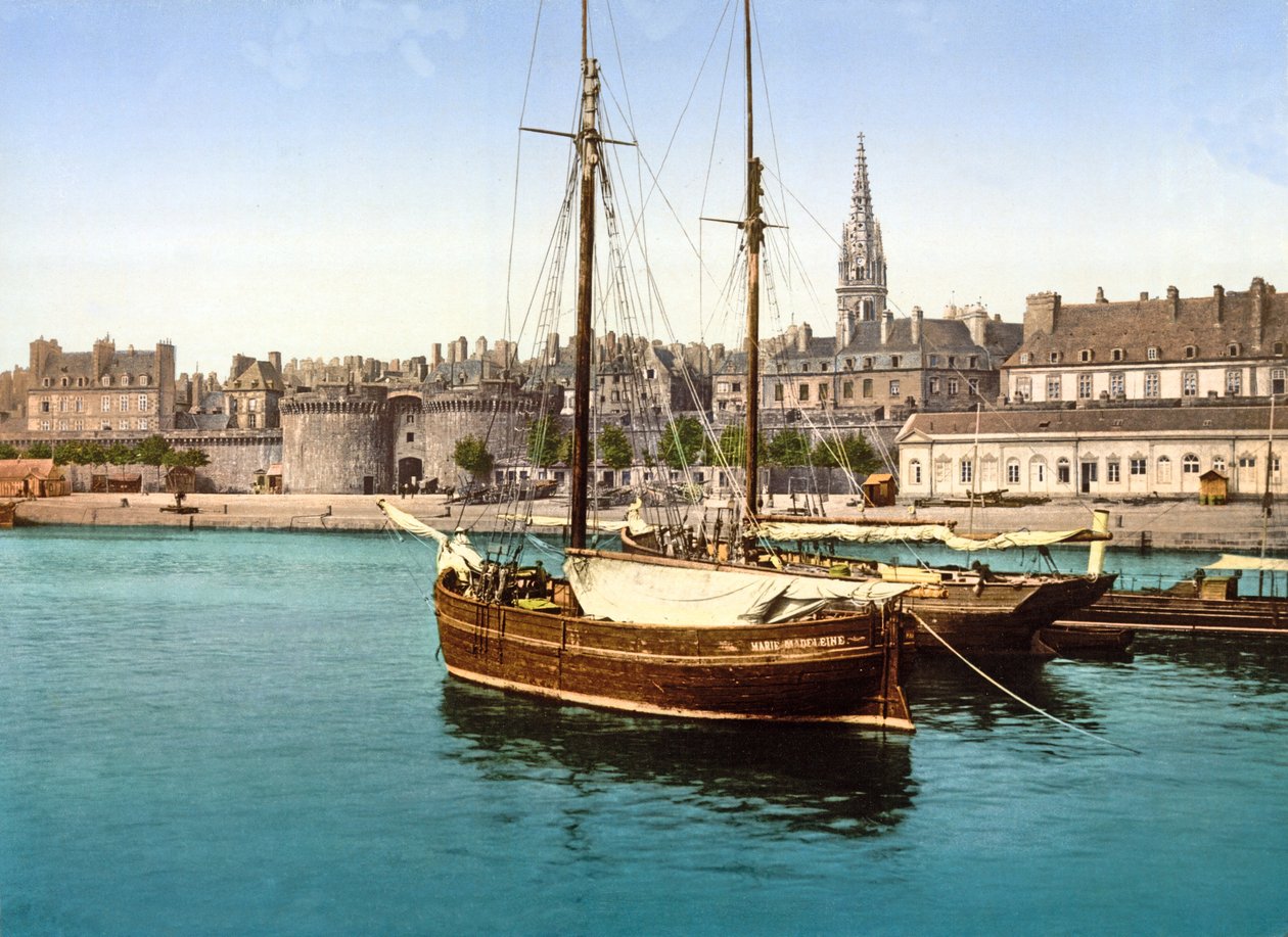 Widok na otoczone murami miasto St Malo z portu, 1890-1900 autorstwa French Photographer