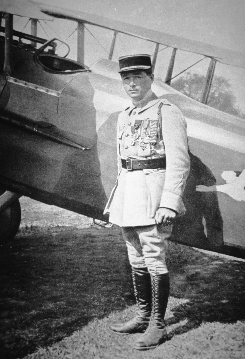 Francuski as lotniczy z I wojny światowej podporucznik Rene Fonck, odznaczony Legią Honorową po sześciu zwycięstwach, 8 maja 1918 (zdjęcie czarno-białe) autorstwa French Photographer