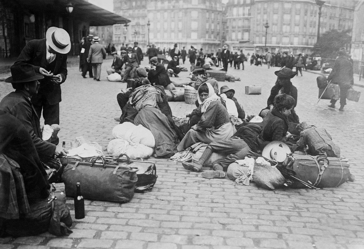 Uchodźcy wojenni, Gare de Lyon, Paryż, 1914 autorstwa French Photographer