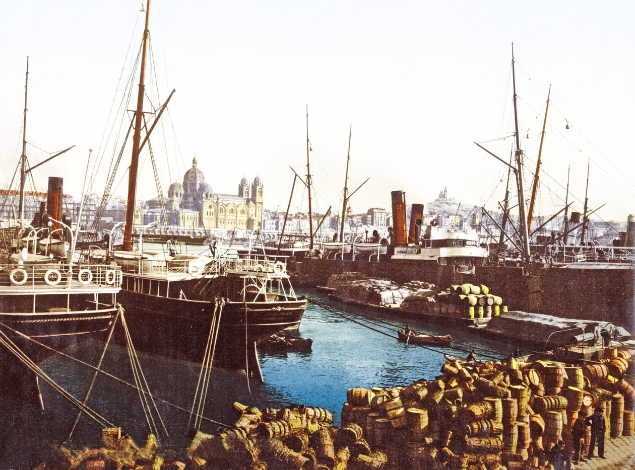 Beczki z winem i łódki na nabrzeżu w Marsylii z katedrą marsylską w tle, pub. 1890-1900 autorstwa French Photographer