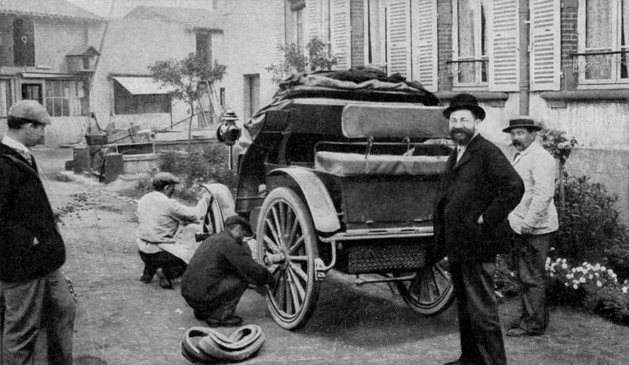 francuski przemysłowiec Edouard Michelin (1859-1940, od przodu do przodu) wyposażony w opony jeden z pierwszych samochodów autorstwa French Photographer