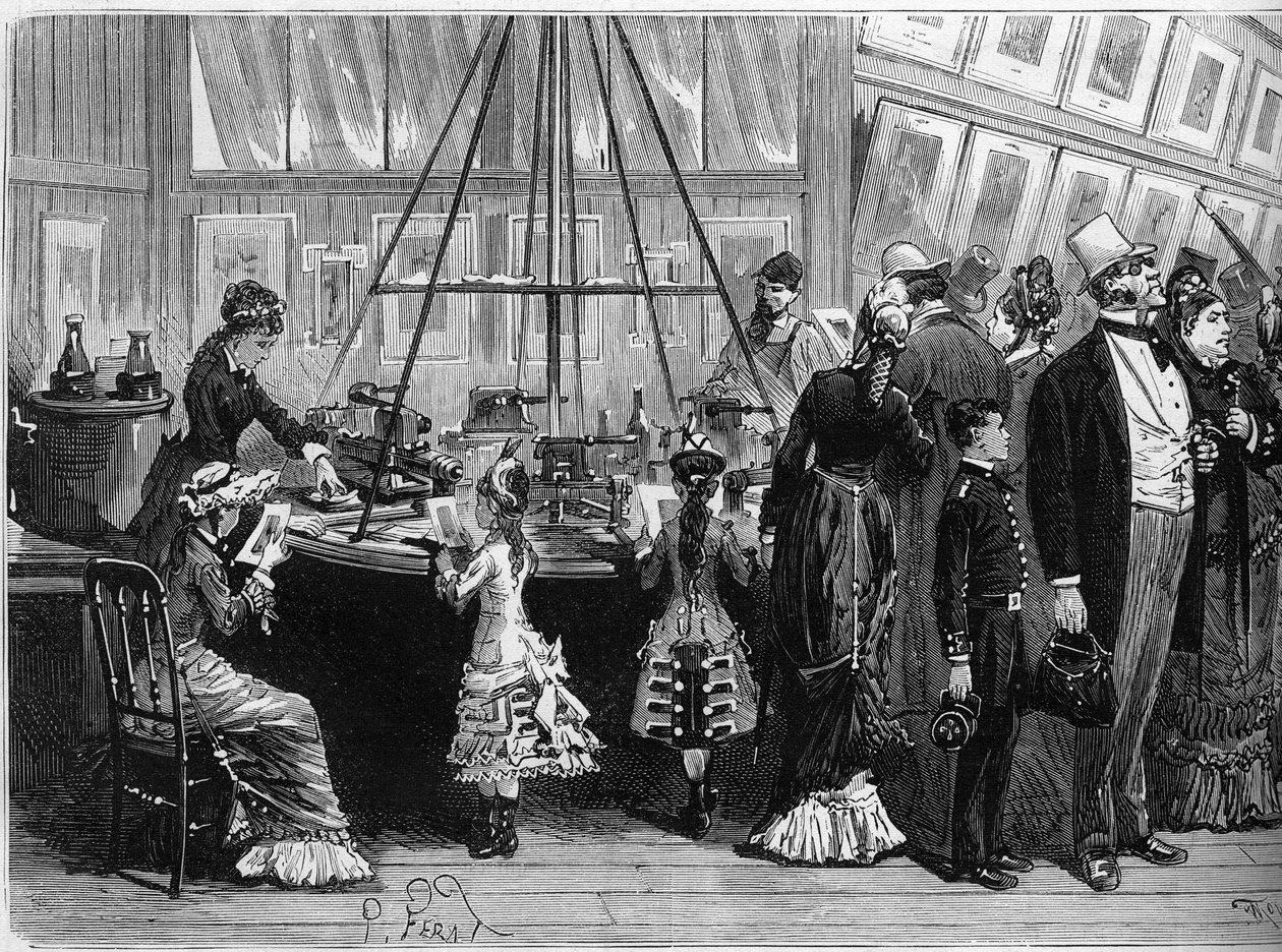 Wystawa światowa 1878 w Paryżu: odbitki fotogliptyczne w pawilonie fotochromowym. Grawer w „Le Monde Illustré” nr 1125 z 19 października 1878 r. autorstwa French School