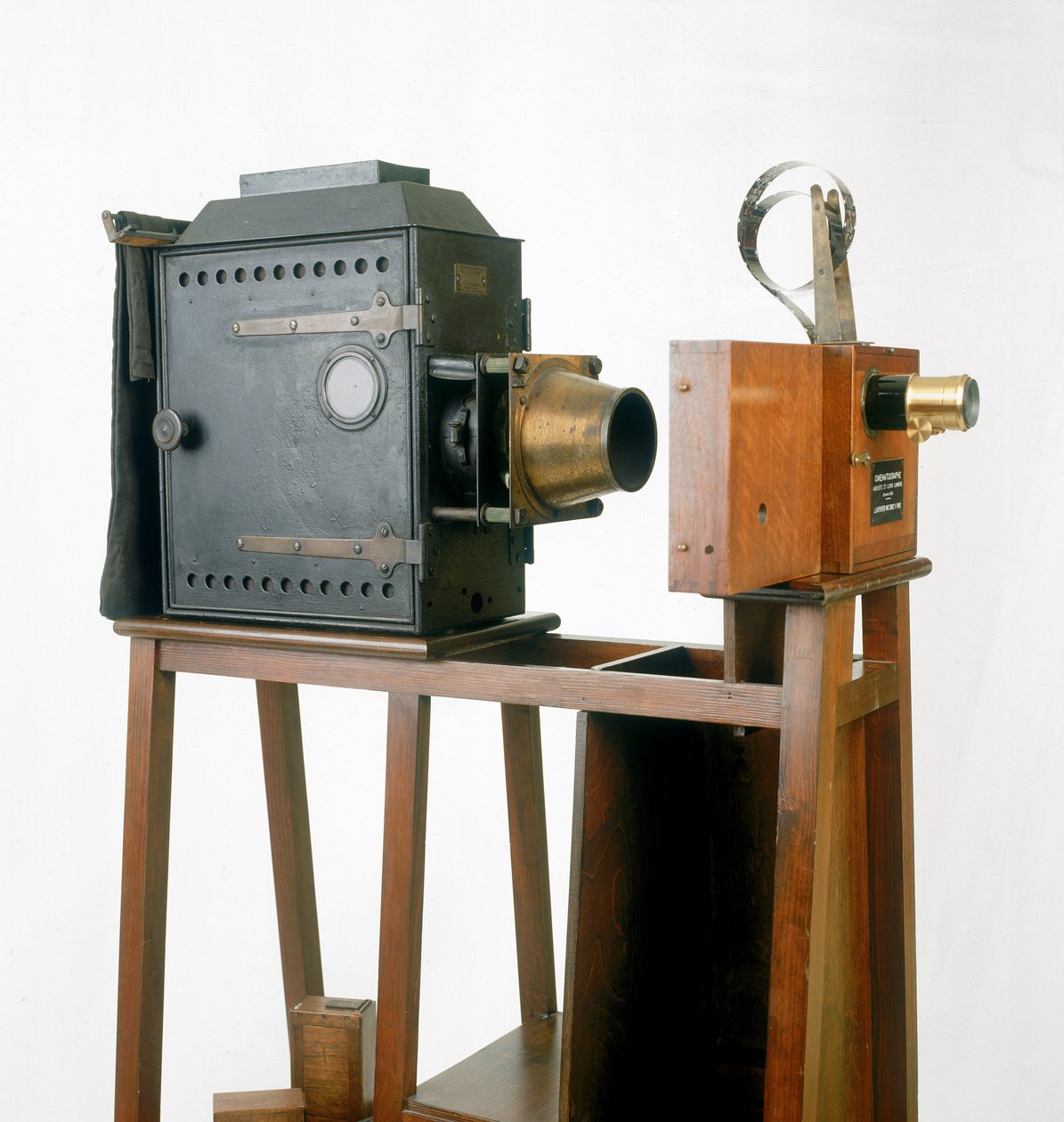 Kinematografia 2umiere, 1895 (drewno i metal) autorstwa French School