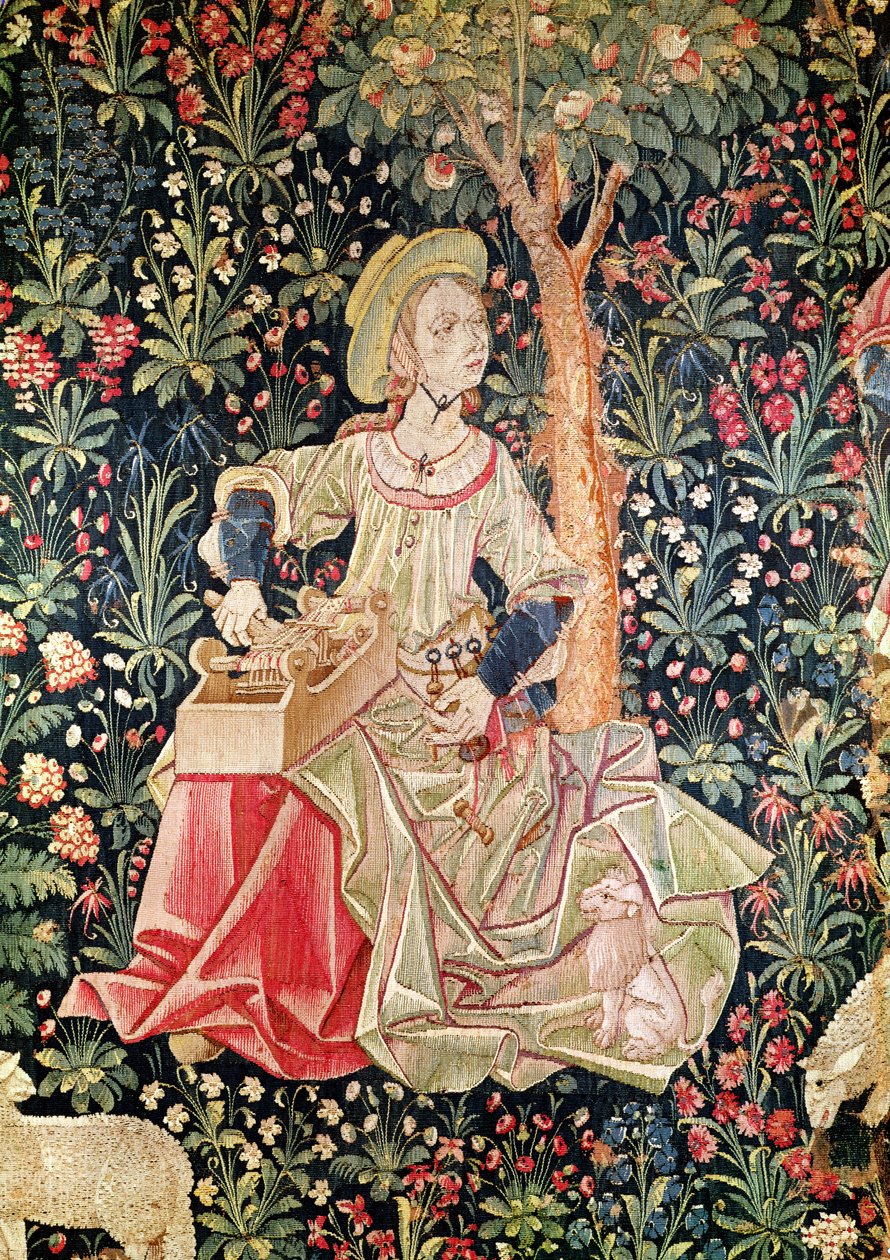 A Woman Spinning, fragment z Le Travail de la Laine, część La Noble Pastorale, ok. 1500 (gobelin z wełny i jedwabiu) autorstwa French School