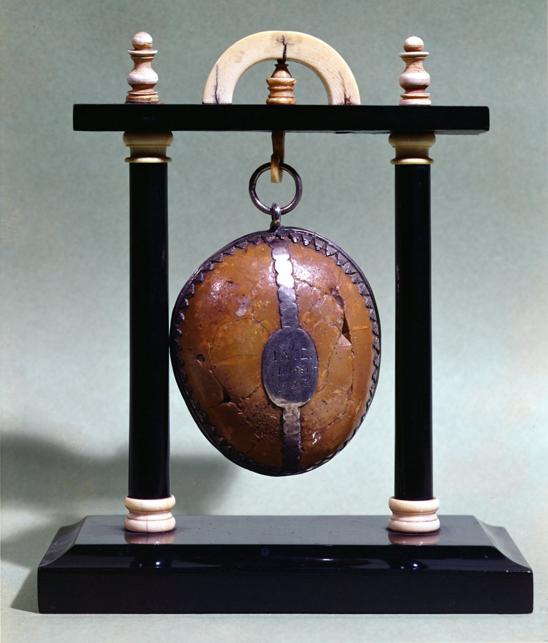 Bezoar na statywie, 1651 autorstwa French School