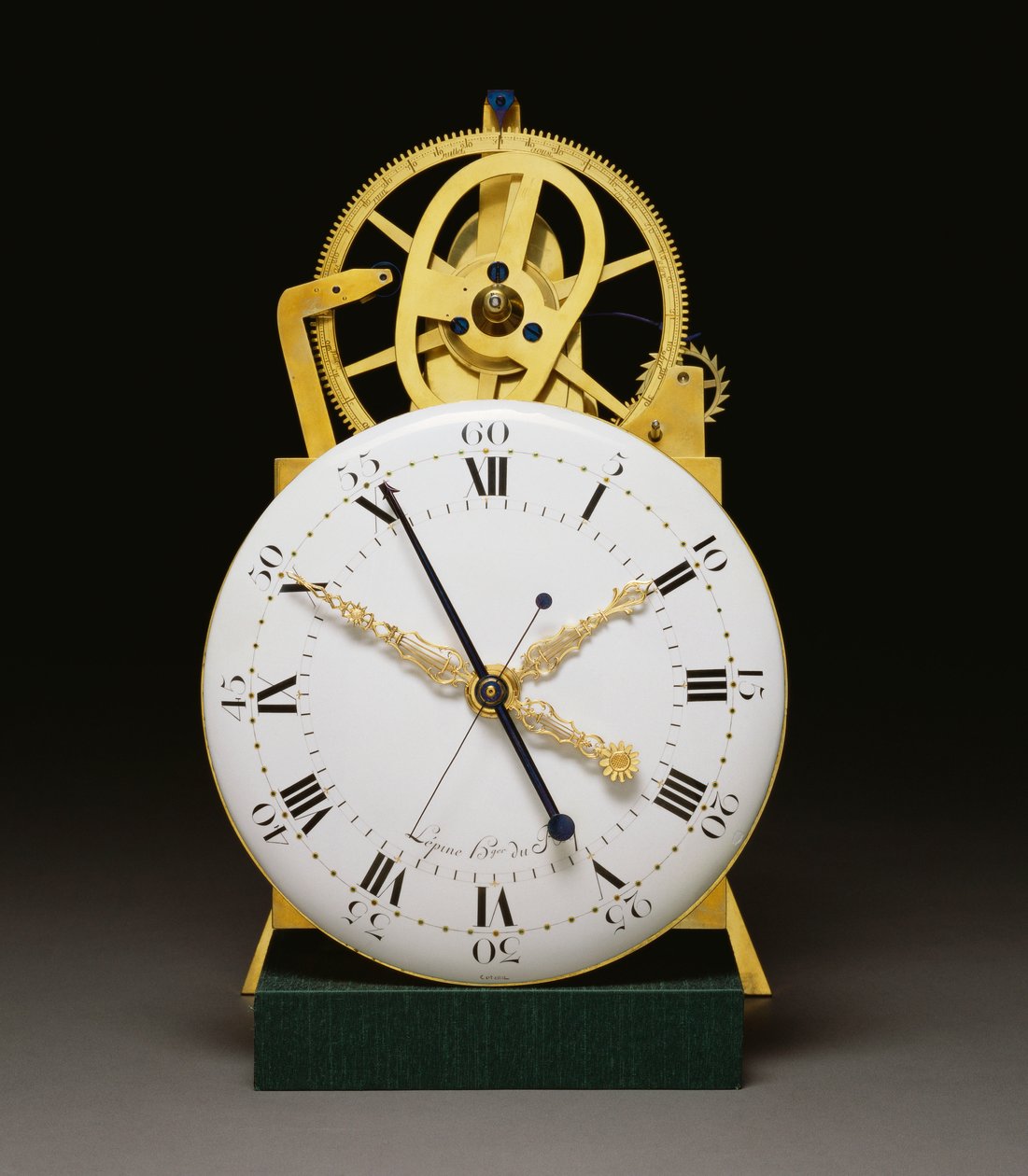 Zbliżenie na tarczę i mechanizm Ormolu Ludwika XVI i oprawiony w patynowany brąz mahoniowy długopis z kalendarzem rocznym i równaniem czasu, ok. 1790 r. autorstwa French School