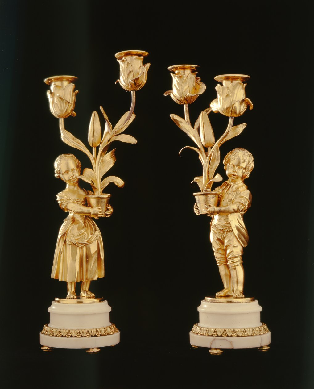 Para świeczników ormolu (ormolu) autorstwa French School