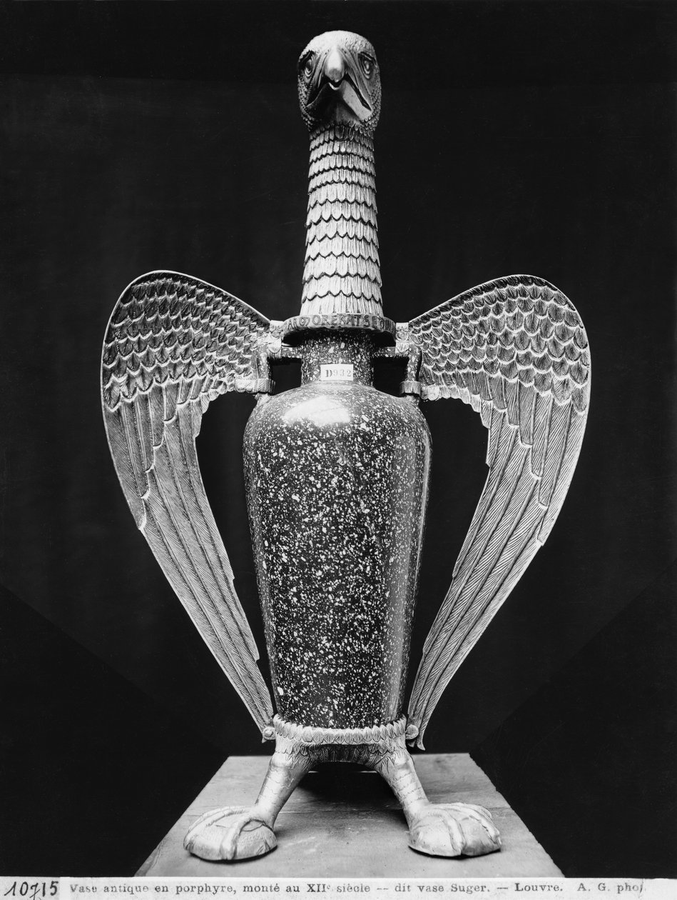 Antyczna waza przekształcona w dzban liturgiczny osadzony w XII-wiecznej złotej oprawie, znanej jako „Wazon Suger” (patrz także 98050-52, 238331) (porfir ze złotą oprawą) (zdjęcie czarno-białe) autorstwa French School