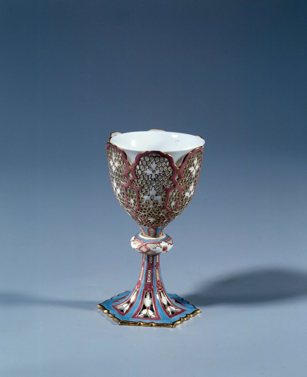 Art France: Kubek na ruchomym stojaku wycięty tworzący stojak ekspozycyjny. Twarda porcelana autorstwa French School