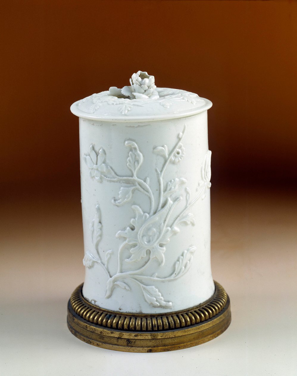 Art France: garnek na tytoń oprawiony w złoty brąz. Miękka porcelana Saint Cloud autorstwa French School