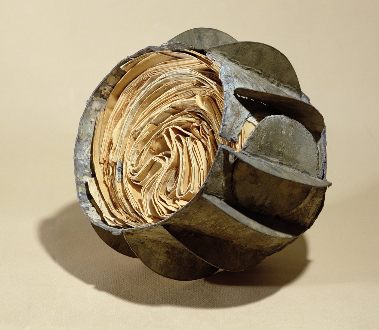 Kula wypełniona literami, wrzucona do Sekwany w czasie oblężenia Paryża, 1870-71 (ołów) autorstwa French School