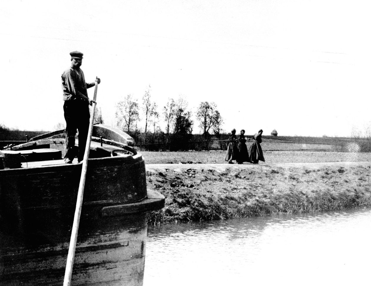 Barka holowana po kanale przez trzy kobiety, ok. 1900 autorstwa French School