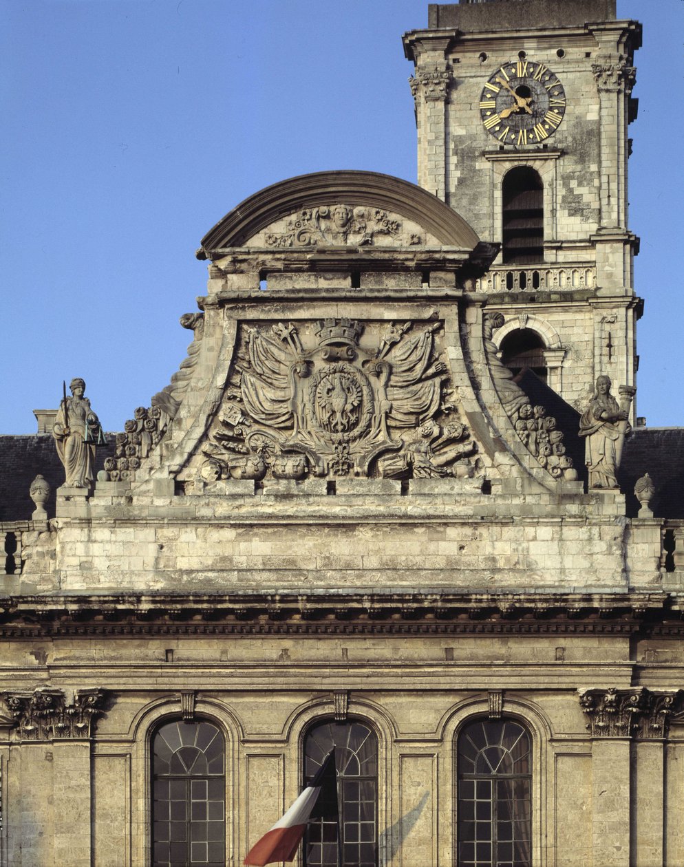Architektura barokowa: fasada Hotelu de Ville (1717 - 1721) autorstwa Heroguelle. Fronton przedstawiający broń miasta „”Dziób orła i gwóźdź””” otoczony dwoma posągami symbolizującymi Sprawiedliwość i Siłę. Aire sur la liys (Aire-sur-la-Lys), Pas de Calais  autorstwa French School