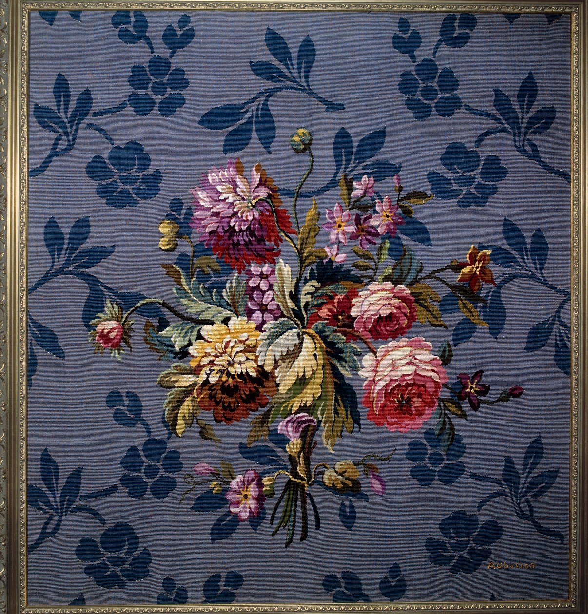 Bukiet kwiatów na niebieskim tle. Gobelin z manufaktury Aubusson. XVIII wiek. Aubusson, Muzeum Gobelinów autorstwa French School