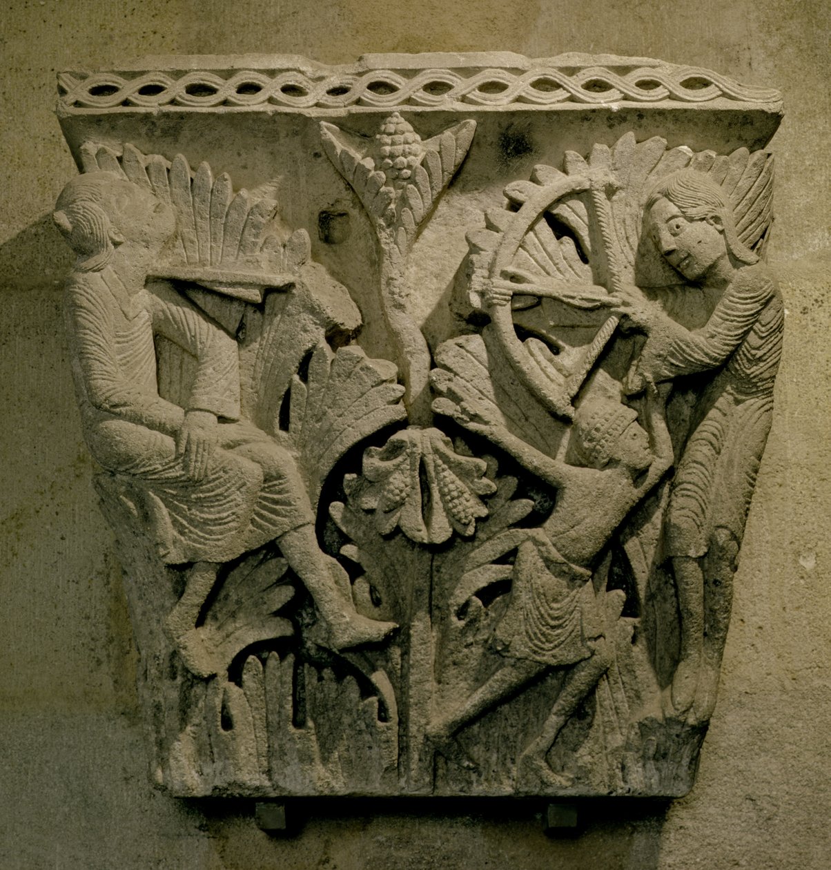 Kapitał przedstawiający mężczyznę strzelającego strzałą w szyję innej osoby, ok. 1125-30 (wapień) autorstwa French School