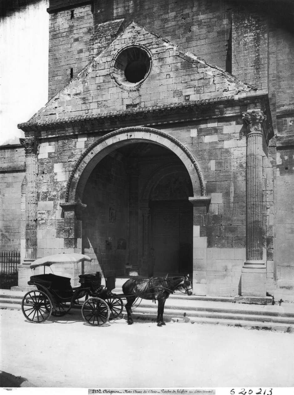 Powóz czekający przed gankiem katedry Notre-Dame-des-Doms autorstwa French School