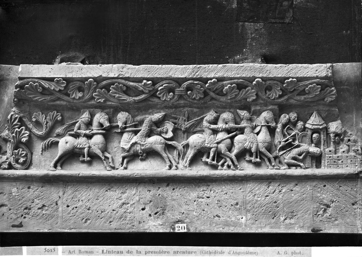 Katedra św. Piotra w Angouleme, detal nadproża na elewacji zachodniej przedstawiający sceny inspirowane La Chanson de Roland, oryginał z ok. 1125-35 (odlew gipsowy z kamienia) autorstwa French School