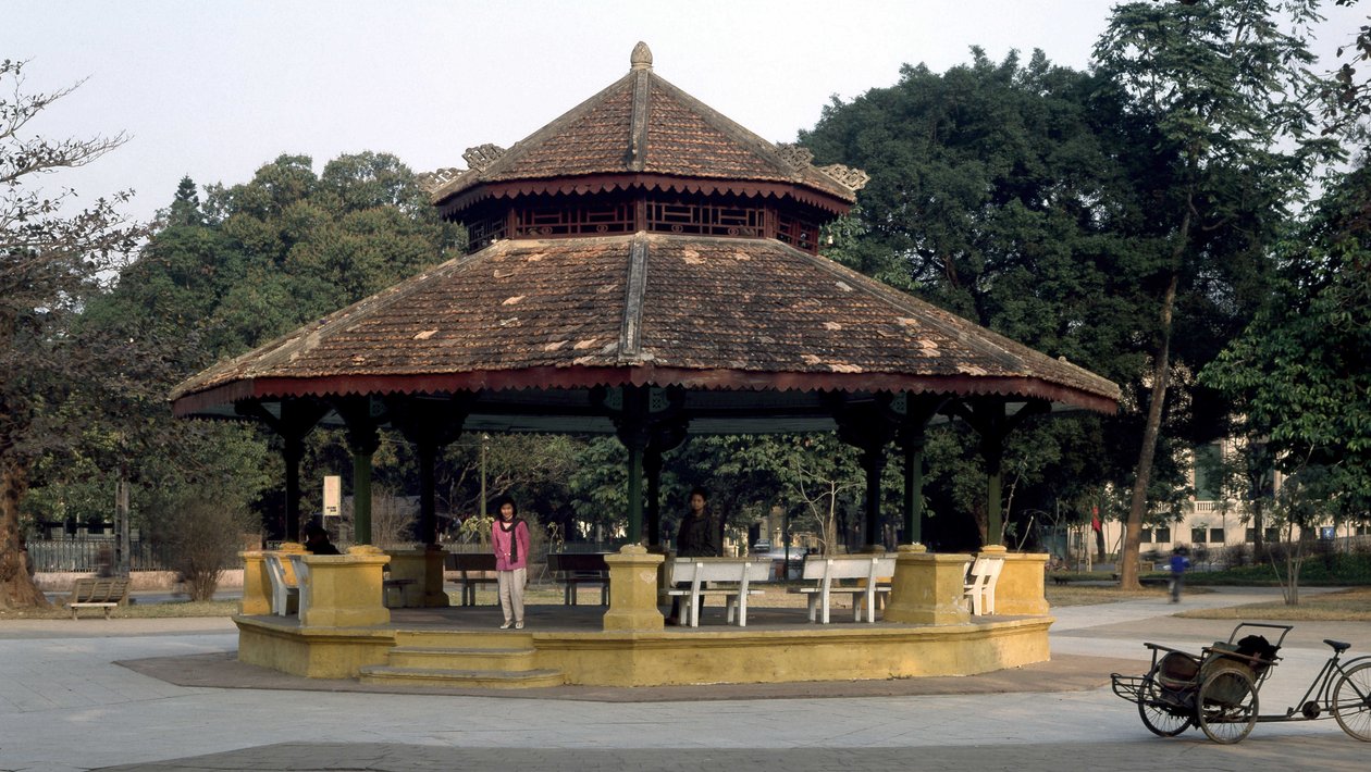 Architektura kolonialna w Wietnamie: Kiosk ma muzykę w stylu „indochińskim”, zbudowany w 1920 roku na placu Paula Berta w Hanoi. Zastąpił on pierwszą konstrukcję metalową w 1889 roku na zlecenie francuskiej firmy. autorstwa French School