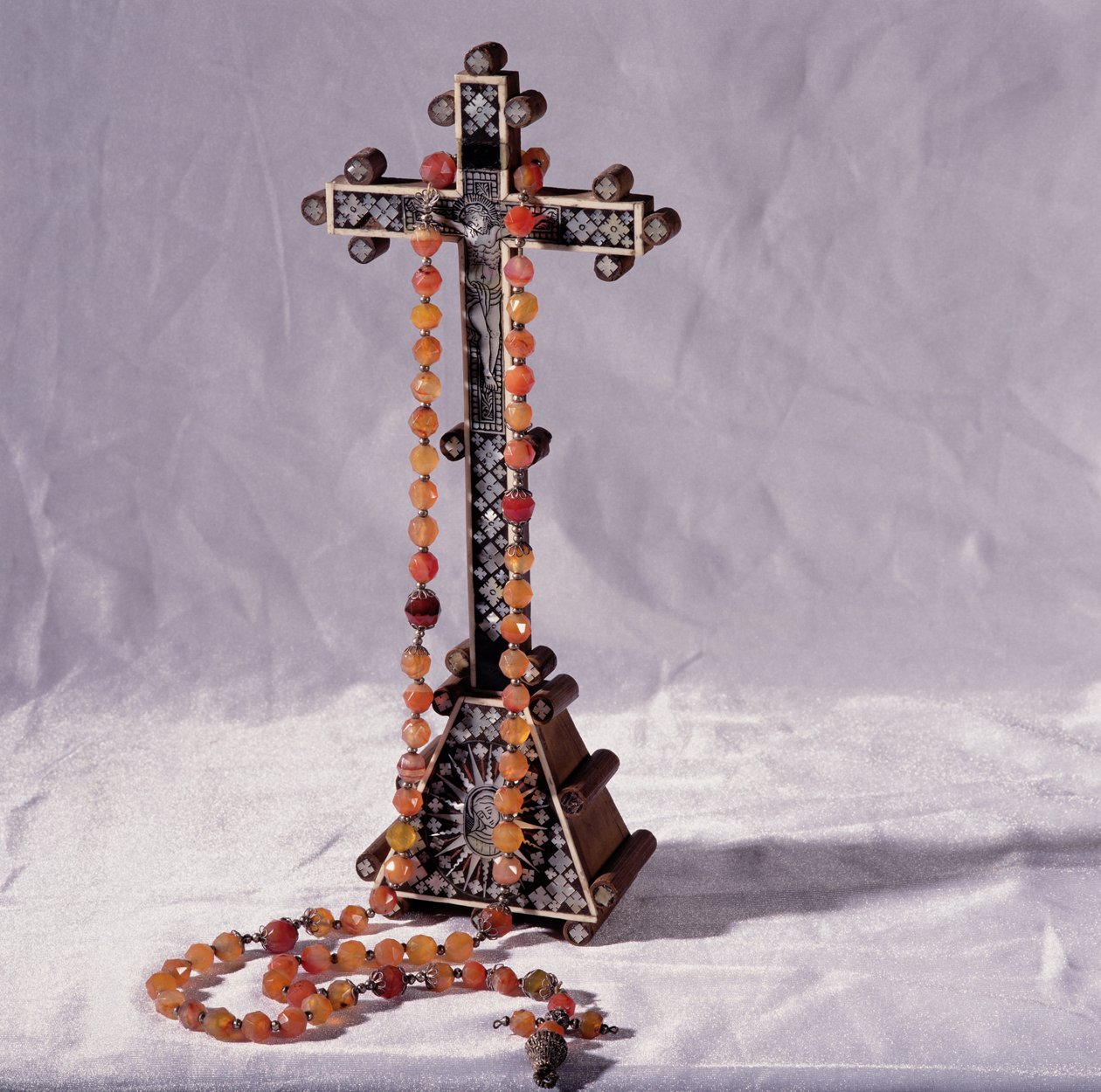Krucyfiks i różaniec rzekomo należały do Marii Królowej Szkotów (1542-87) autorstwa French School