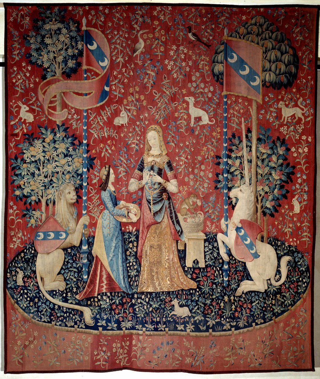 Zasłona Lady to the Unicorn (Lady to the Unicorn): alegoria zapachu. Młoda kobieta trzymająca koronę z goździków, otoczona lwem, jednorożcem, małpą, królikami. Gobelin z wełny i jedwabiu wykonany między 1484 a 1500 rokiem. Z zamku de Boussac, Cr autorstwa French School