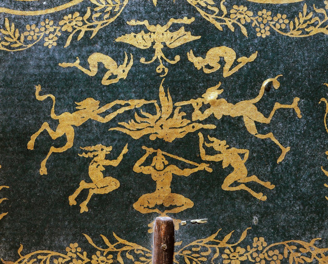 Demony i kozy dmuchające na szatańskim ogniu, wentylator ręczny stworzony jako reklama białej damy operowej (libretto Augustin Eugene Scribe, muzyka Francois-Adrien Boieldieu), złoty nadruk na zielonym tle autorstwa French School