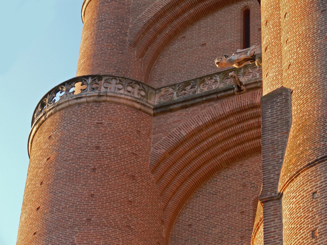 Detal przedstawiający mur ceglany wieży zachodniej autorstwa French School