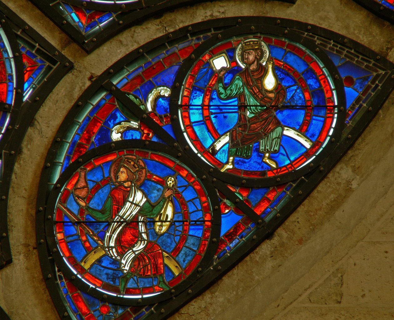 Fragment rozety od wschodu przedstawiający dwóch starszych z apokalipsy autorstwa French School