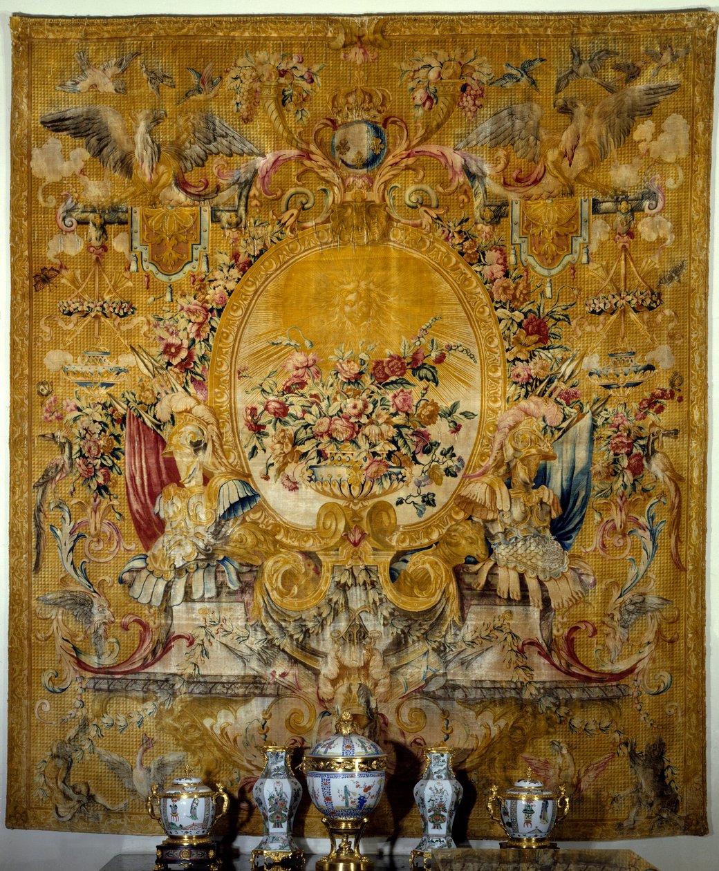 Znak na drzwi gondoli królewskiej. Jedwabny gobelin wykonany w pracowni Louisa Duponta według tektury Jeana Lemoyne dit Le Lorrain. Około 1682-1685. Paryż. Muzeum w Luwrze autorstwa French School
