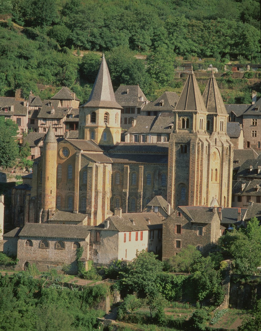 Widok zewnętrzny, rozpoczęty przez opata Odolrica w ok. 1050 autorstwa French School
