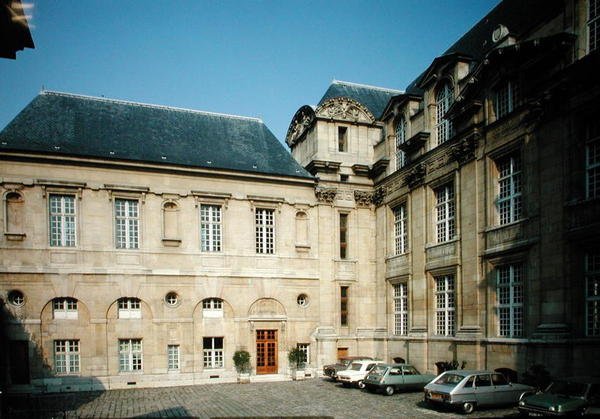 Zewnętrzny widok na Hotel Lamoignon, zbudowany w 1584 r. autorstwa French School