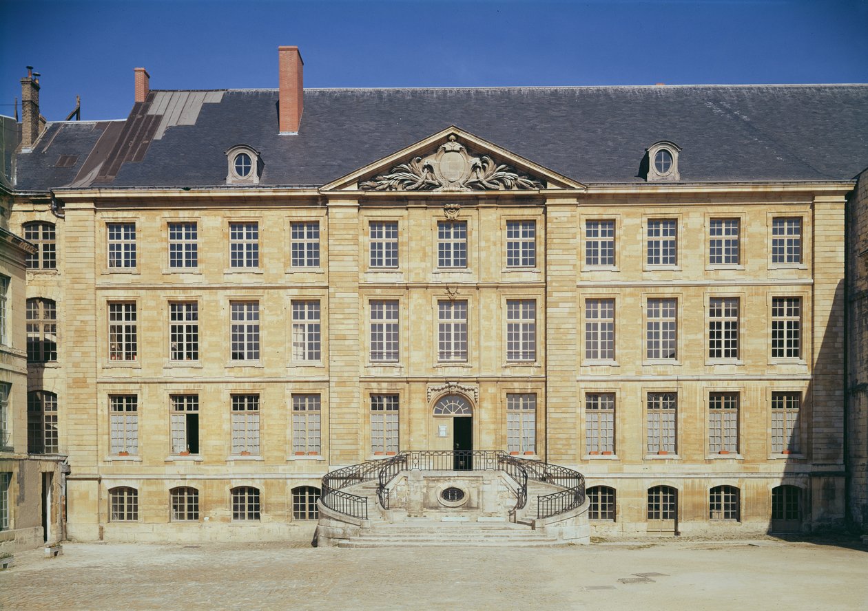 Zewnętrzny widok na Musee Saint-Remi autorstwa French School