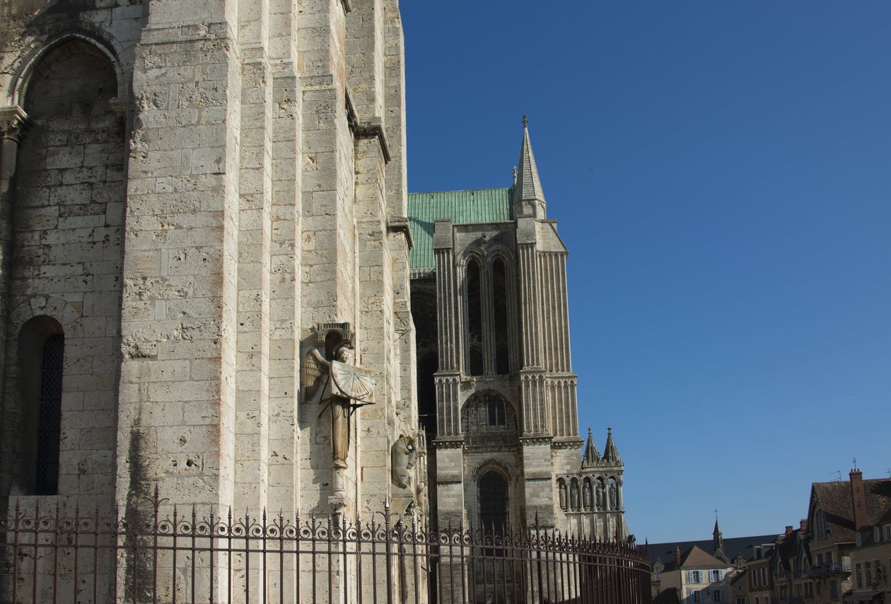 Zewnętrzny widok katedry w chartres z aniołem na tarczy autorstwa French School