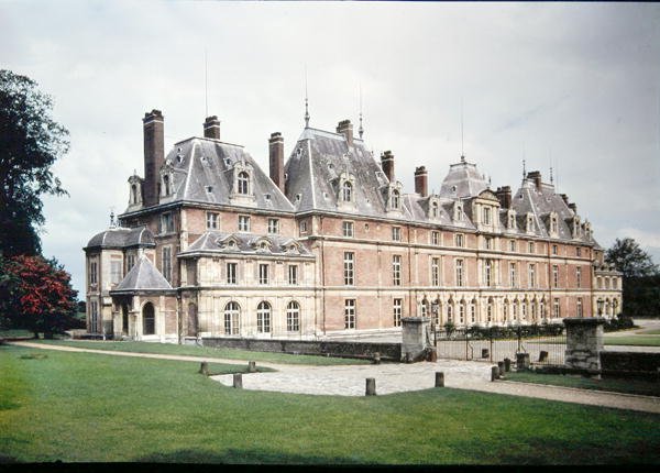 Fasada Chateau deu, pierwotnie zbudowana w 1578 roku przez Henri de Lorraine (1549-88) księcia Guise autorstwa French School